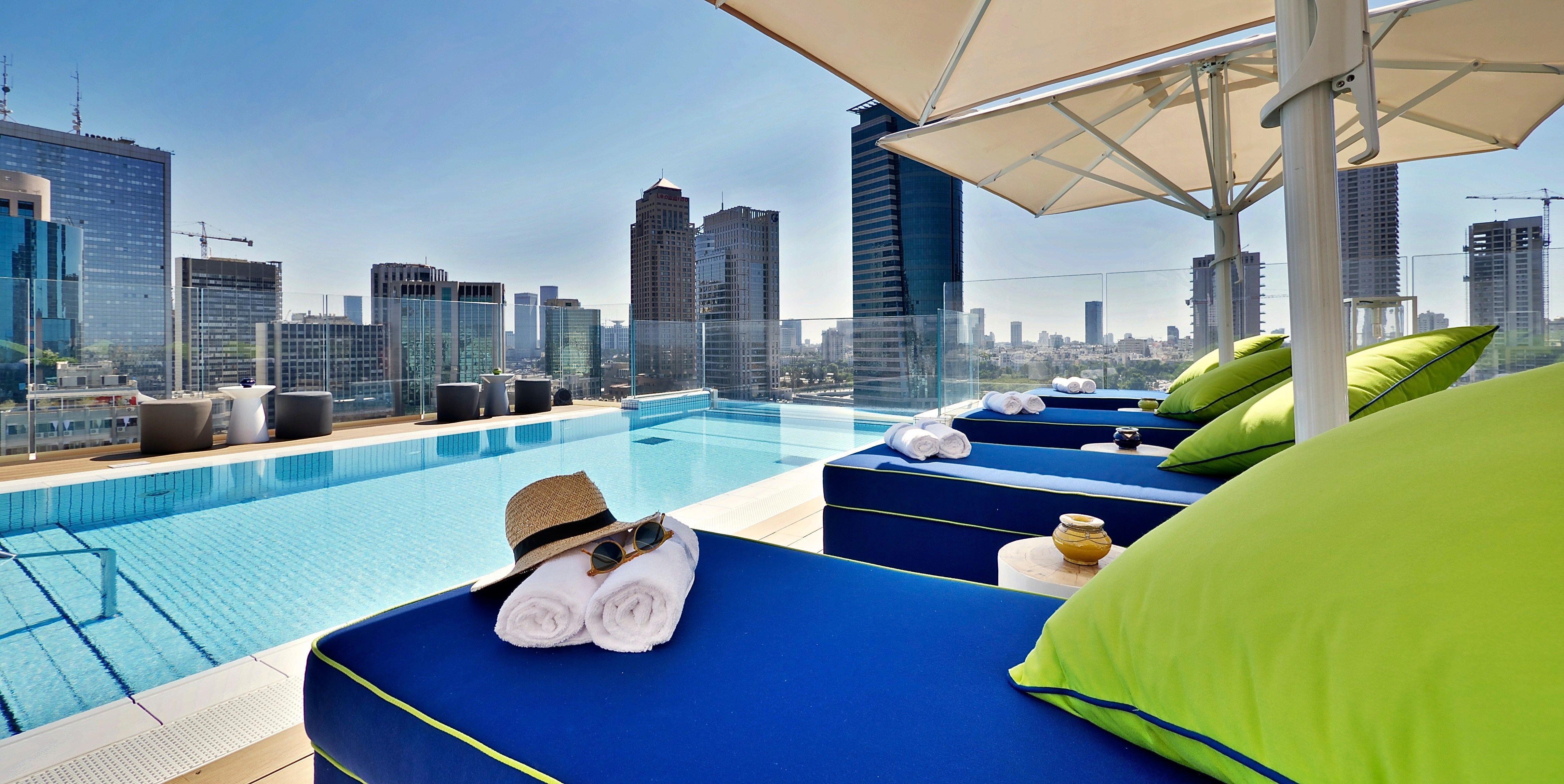 호텔 인디고 텔 아비브 - 다이아몬드 디스트릭트 Giv'atayim 외부 사진 The rooftop pool at the Hilton Tel Aviv