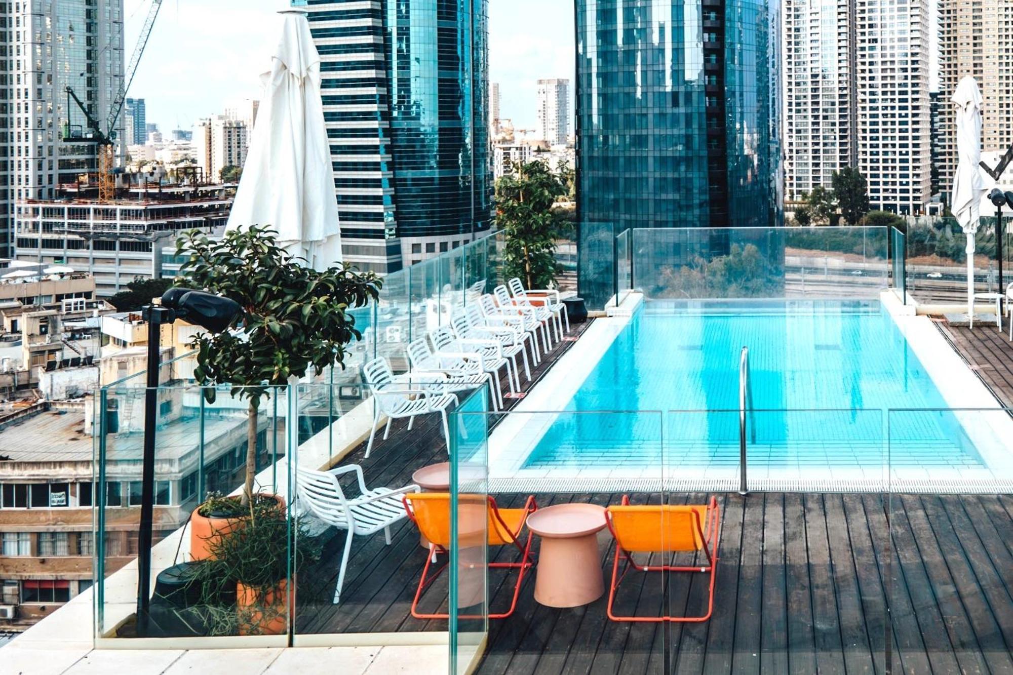 호텔 인디고 텔 아비브 - 다이아몬드 디스트릭트 Giv'atayim 외부 사진 The rooftop pool at the Hotel