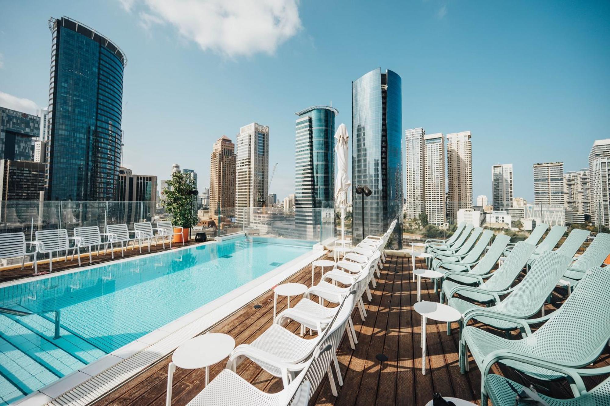 호텔 인디고 텔 아비브 - 다이아몬드 디스트릭트 Giv'atayim 외부 사진 Rooftop pool at the Hilton Tel Aviv